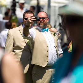 Una pareja posa para una selfie durante la Gran Boda del Orgullo, una boda gay masiva en Casa Loma en Toronto, Canadá, el 26 de junio de 2014.