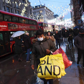 Vista de ciudadanos paseando por Londres el martes 7 de diciembre de 2021.