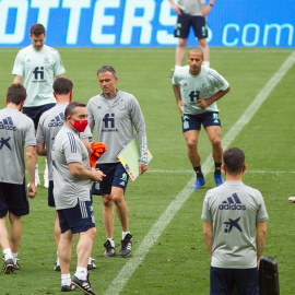 Luis Enrique da instrucciones a los jugadores de la selección durante un entrenamiento