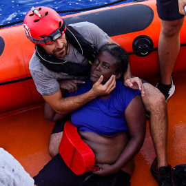 Un miembro de Open Arms rescata a un mujer, en estado de 'shock', en el Mediterráneo. REUTERS