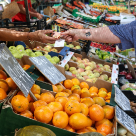 Cajas de piezas de frutas en un mercado de la Comunidad de Madrid