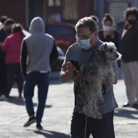 03/03/2022-Familias salen de sus viviendas debido a un sismo originado en el municipio de Isla Veracruz, hoy en México.