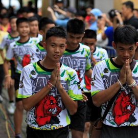 Los 12 niños de Tailandia y su entrenador, tras salir del hospital. REUTERS/Soe Zeya Tun