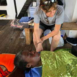 La mujer rescatada a bordo del Open arms con la doctora Giovanna Scaccabarozzi, el 17 de julio de 2018. /Annalisa Camilli | CTXT