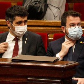 El vicepresident del Govern, Jordi Puigneró, i el president Aragonès durant el ple.