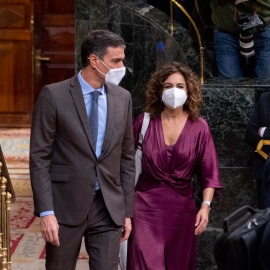 03/11/2021.- El presidente del Gobierno, Pedro Sánchez, y la ministra de Hacienda, María Jesús Montero, a su llegada a una sesión plenaria en el Congreso. Alberto Ortega / Europa Press