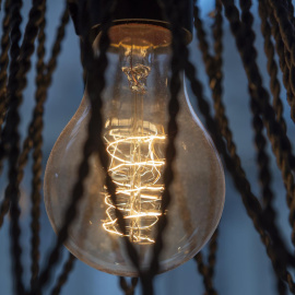 11/03/2022-Vista de las lámparas encendidas este viernes en una cafetería de Zaragoza