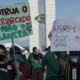 (09/03/2022) Activistas protestan contra las políticas destructoras de la Amazonia de Jair Bolsonaro.