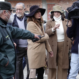 11/03/2022. La familia de Déborah Fernández-Cervera a las puertas del juzgado.