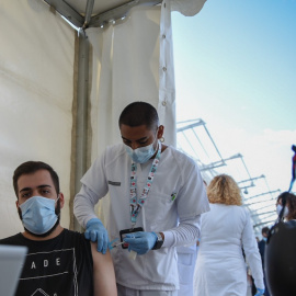 Un joven acude a recibir la vacuna contra el covid, en un punto de vacunación instalado con motivo del Festival de Les Arts, a 4 de noviembre de 2021, en València.