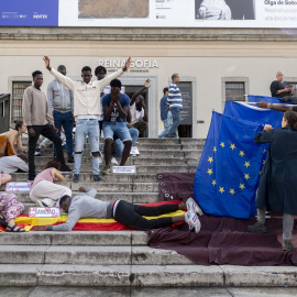 Varias personas durante una concentración-performance por el Día Internacional de las Personas Refugiadas, en Madrid, a 20 de junio de 2024.