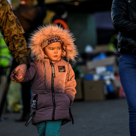 11/03/2022 Un militar ayuda a una niña después de que atravesara con su familia la frontera ucraniana con Polonia por Medyka