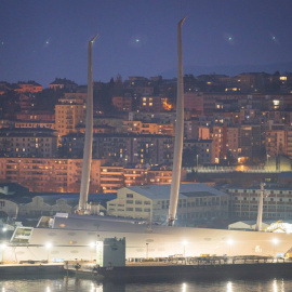 un yate de vela "A" propiedad del oligarca ruso Andrey Melnichenko en Trieste, Italia. El yate de vela “A” es el yate de motor privado asistido por vela más grande del mundo.