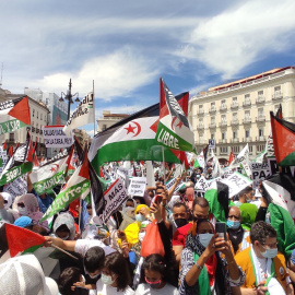 Fotografía de miles de manifestantes saharauis este sábado en la Puerta del Sol de Madrid. - Guillermo Martínez
