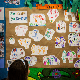Un mural sobre la igualtat a l'escola Sant Felip Neri de Barcelona.