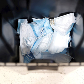 Mascarillas en el interior de una papelera, este lunes en Madrid.