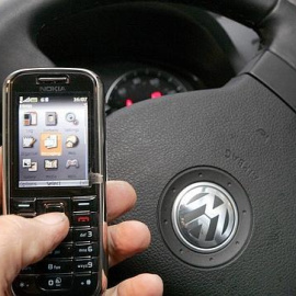 Imagen de archivo de un usuario utilizando el móvil en el coche/Reuters