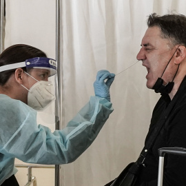 Un hombre se realiza un test en Israel.