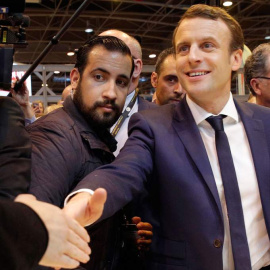 Emmanuel Macron junto al guardaespaldas Alexandre Benalla en 2017/Reuters