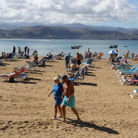 Varios turistas disfrutan del sol y de las buenas temperaturas en la playa de Las Canteras en Las Palmas de Gran Canaria.