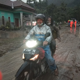 04/12/2021 Un hombre circula sobre una carretera cubierta de ceniza tras la erupción del volcán indonesio Semeru, en la isla de Java