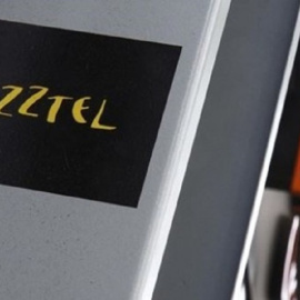 Carteles con los logotipos de Jazztel y Orange