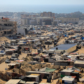 Tiendas para los palestinos desplazados en la zona de al-Mawasi en la ciudad sureña de Khan Younis, en la Franja de Gaza. Imagen de archivo.