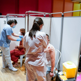 Dos personas reciben la primera dosis de la vacuna de Pfizer-BioNTech contra la covid-19, a 9 de junio de 2021