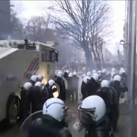 Las protestas en Bruselas contra el pasaporte COVID acaban en disturbios