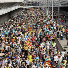 Miles de personas que participan en las "Marchas por la libertad" entran en Barcelona por la Gran Vía