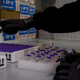 Una trabajadora coloca varias vacunas en las instalaciones del Centro Logista Pharma, a 10 de junio de 2021, en Leganés, Madrid.