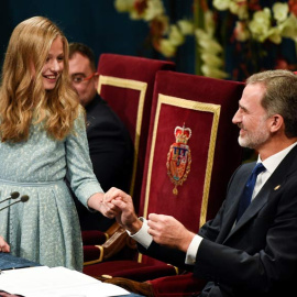El rey Felipe coge la mano de su hija en la entrega de los premios Princesa de Asturias. (REUTERS)