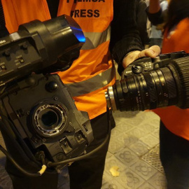Un fotoperiodista amb la càmera trencada en les protestes.
