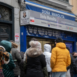 07/12/2021 Varias personas hacen cola en la Administración de Loterías 'Doña Manolita'