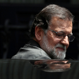 El presidente del PP, Mariano Rajoy, al abandonar el Congreso tras la moción de censura que le desalojó del Gobierno. REUTERS/Sergio Perez