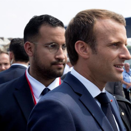 El presidente francés Emmanuel Macron (R) camina frente a su asistente Alexandre Benalla (L) al final del desfile militar del Día de la Bastilla en París, Francia, 14 de julio de 2018 (emitido el 21 de julio de 2018) / EFE
