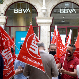 Trabajadores del BBVA concentrados frente a una sucursal del banco en Valladolid, durante la huelga convocada para protestar por los despidos que plantea la entidad bancaria. EFE/ Nacho Gallego