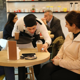 Un empleado de la cafetería Agonist de Beirut sirve dos cafés. - HEBA KANSO / THOMSON REUTERS FOUNDATION