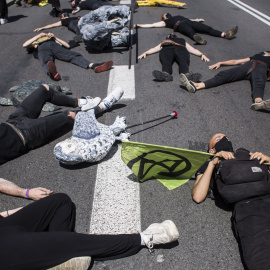 04/06/2021. Varias personas yacen en el suelo como parte de una acción posterior a la entrega del Manifiesto por la criminalización del Ecocidio, este viernes en Madrid. - EUROPA PRESS