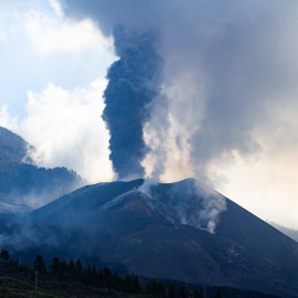 El volcán de Cumbre Vieja emitió este domingo un nuevo pulso de cenizas y piroclastos.