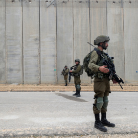 Soldados israelíes hacen guardia ante el nuevo muro en la frontera con Gaza.