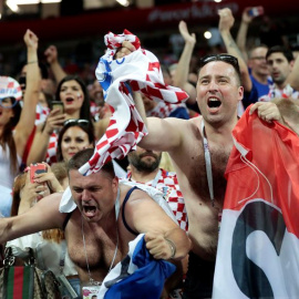 Los fanáticos de Croacia celebran después de que su equipo ganó el partido semifinal de la Copa Mundial de la FIFA 2018 entre Croacia e Inglaterra/EFE