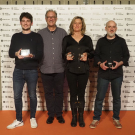 El president d'Òmnium Cultural, Xavier Antich, amb els guardonats del Festival de Curtmetratges VOC