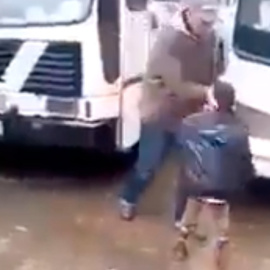 Fotograma del vídeo que ha desatado fuertes críticas en Argelia.-