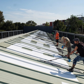 Pintada con el mensaje "Llibertat d'expressió" en el tejado del Ateneu Popular 9 Barris. / #FaltanPintadas