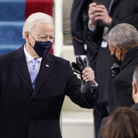 20 de enero de 2021 - El expresidente Barack Obama saluda al presidente electo Joe Biden cuando llega a la 59a inauguración presidencial en el Capitolio de los Estados Unidos.