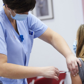 Los anticuerpos de Pfizer y Moderna disminuyen "bruscamente" tras seis meses