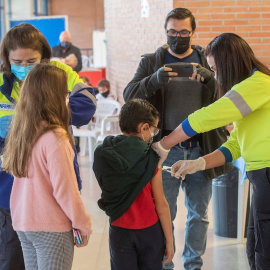 Una enfermera de Servicio Murciano de Salud administra la vacuna de la covid a un niño acompañado, este miércoles en el Palacio de los Deportes de Murcia, donde han comenzado a vacunar a los niños menores de 12 años.