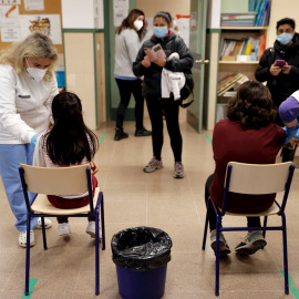 Investigan a un profesor por decir a las familias que la vacuna tiene efectos "fatales" para los niños