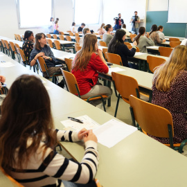 Imagen de archivo de una clase de Cantabria realizando la prueba de la EBAU, a  de junio de 2024.